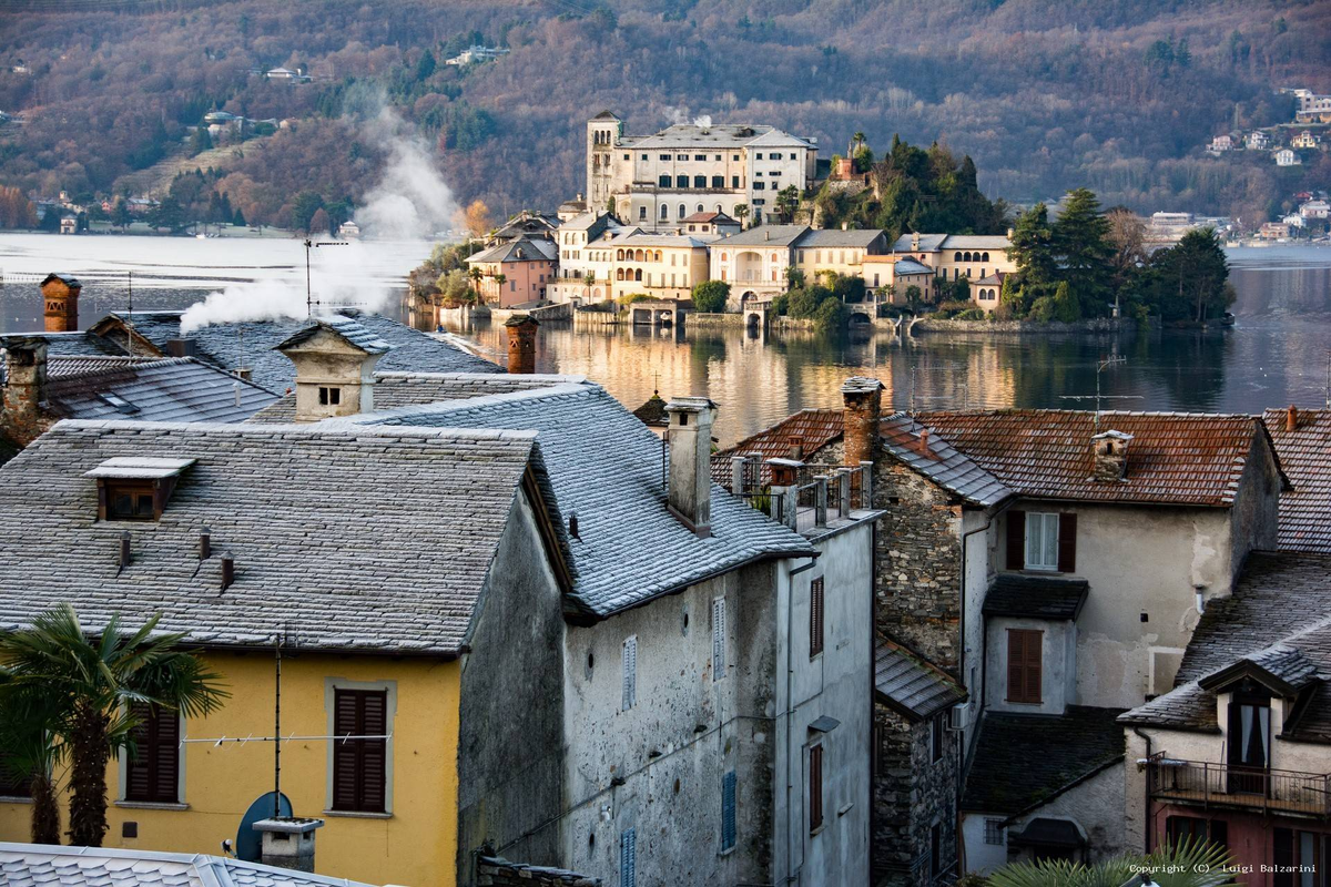 Орто Сан Джулио Италия. Orta San Giulio Италия. Городок Оменья Италия. Орто Сан Джулио Италия фото.