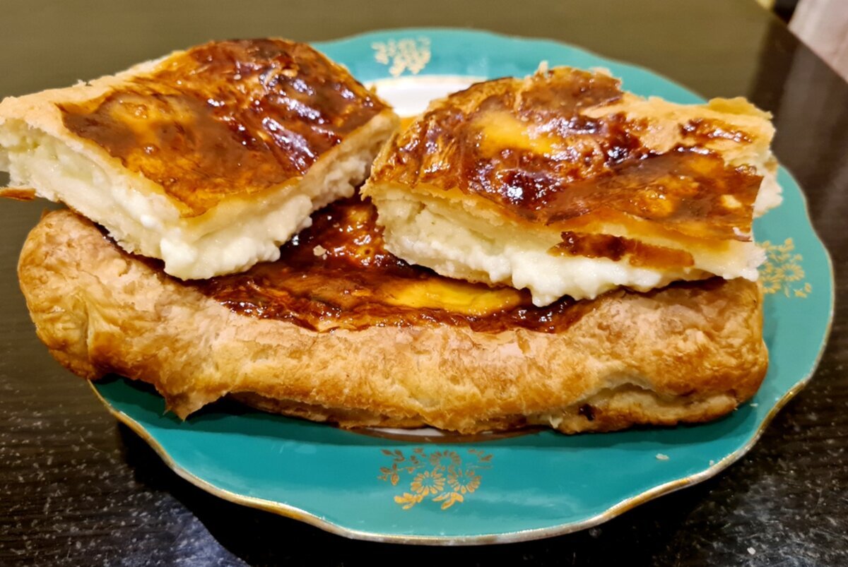 Хачапури получаются с нежной начинкой и легкой, хрустящей корочкой