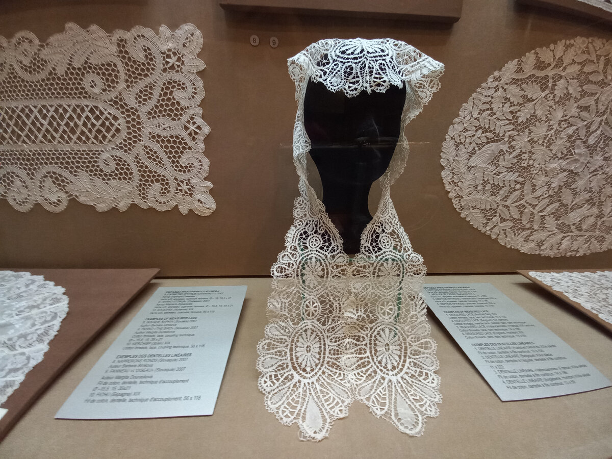 Листайте галерею из фотографий (по стрелочке направо)