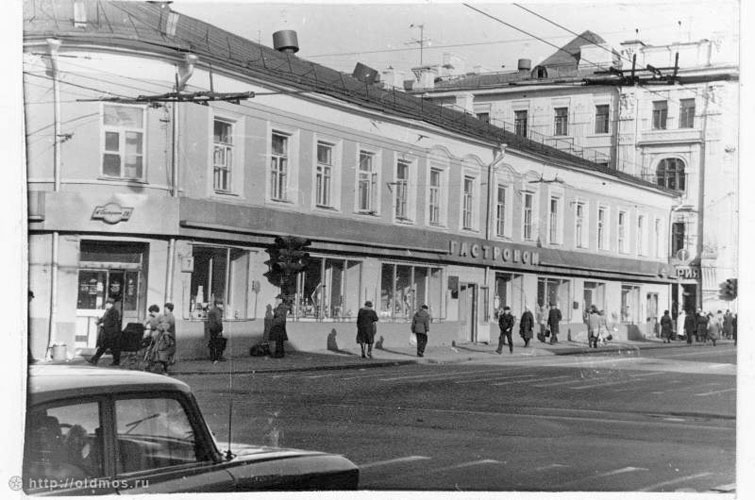 Тот самый гастроном в здании гостиницы у Покровских ворот (1799 - 1802 г.г.). Фото И. Нагайцева.
