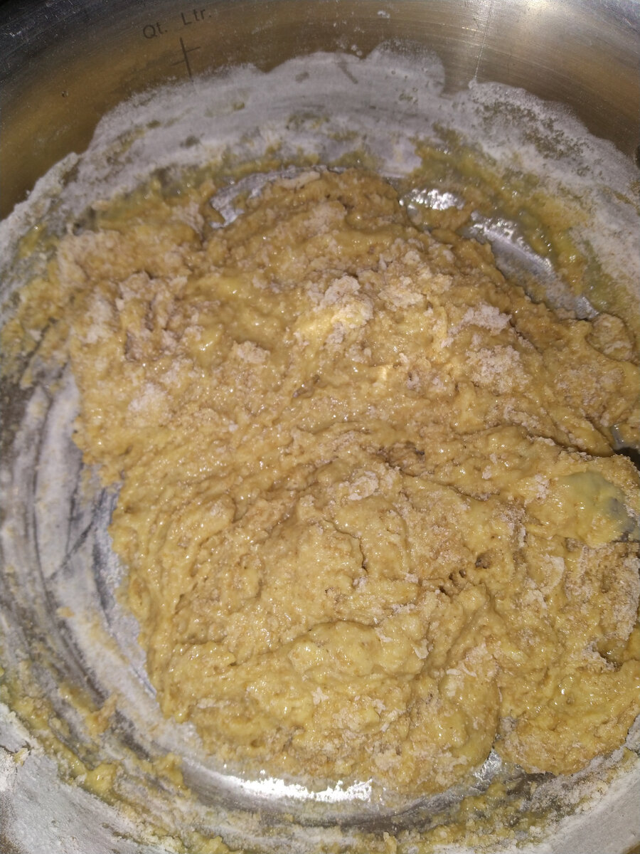 Я использую цельнозерновую муку, поэтому цвет несколько странный. С белой мукой комок более плотный и упругий.