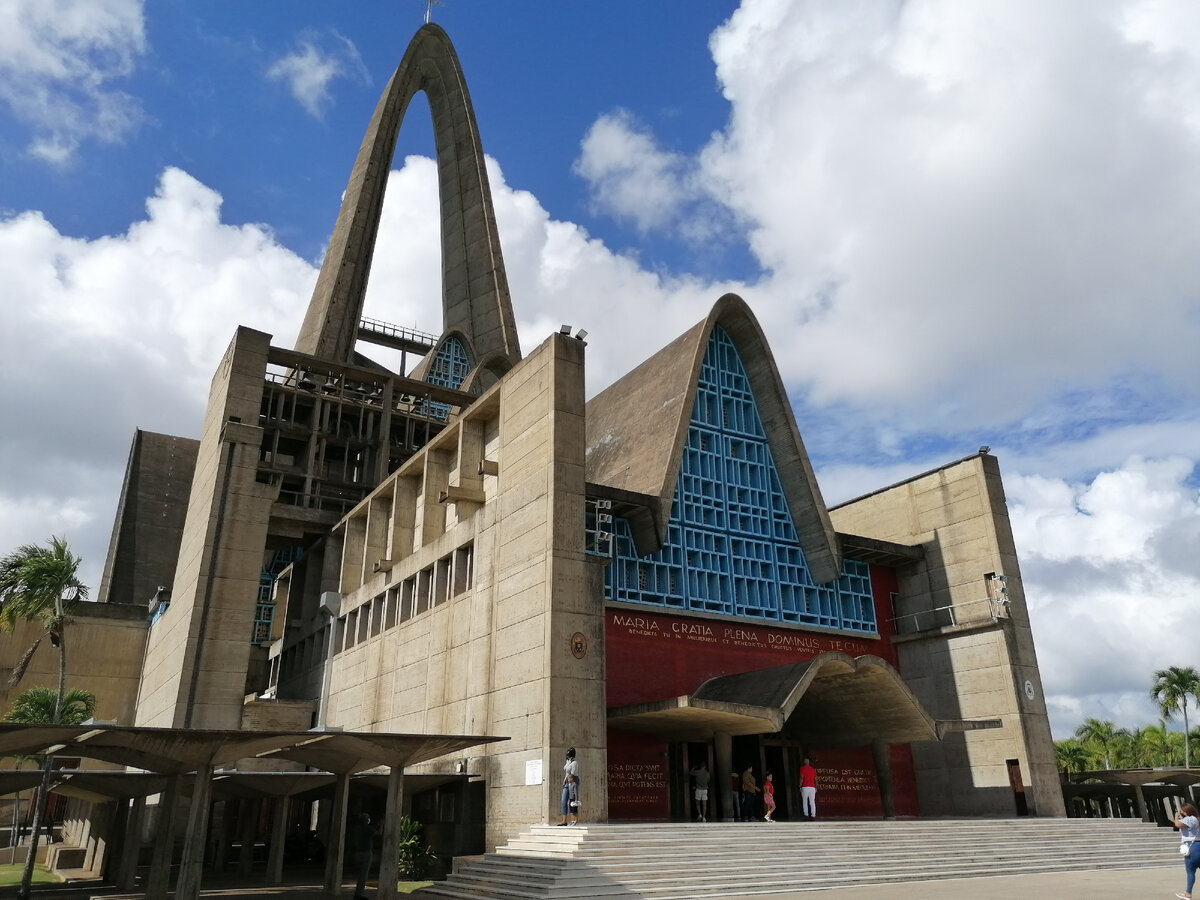 Базилика внесена в список 50 самых удивительных церквей в мире.