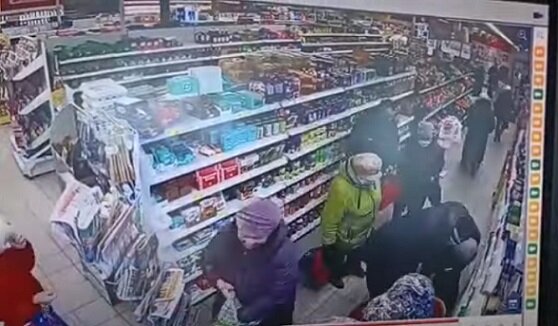 Благонамеренные бабуськи помогают сотрудникам магазина разгрузить сахар. Кадр из растиражированного видео.