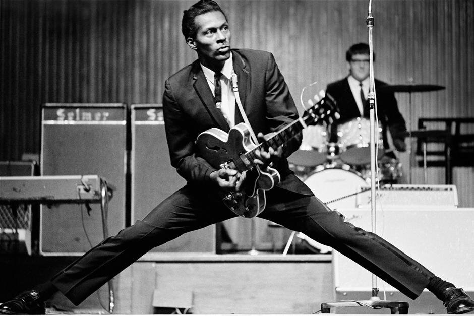 chuck berry Chuck Berry
Американский рок-музыкант‚ певец, гитарист, автор песен. Один из наиболее влиятельных ранних исполнителей рок-н-ролла. В 2004 году занял 5-е место в рейтинге 50 величайших исполнителей всех времён по версии журнала Rolling Stone