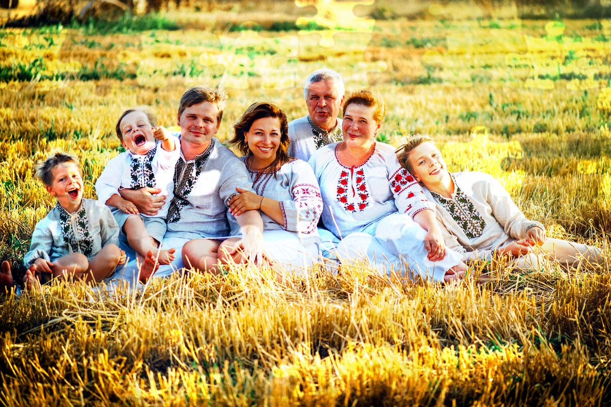 Первый семейный рф. Славянская семья. Счастливая русская семья. Большая Славянская семья. Украинская семья.