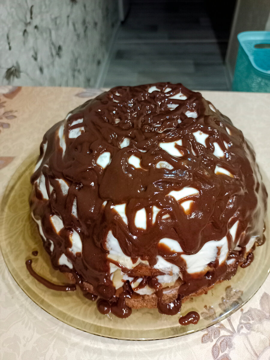 Здесь торт только сделанный, после холодильника, торт станет более матовым, а шоколад 🍫 застынет, но будет мягким 😊
