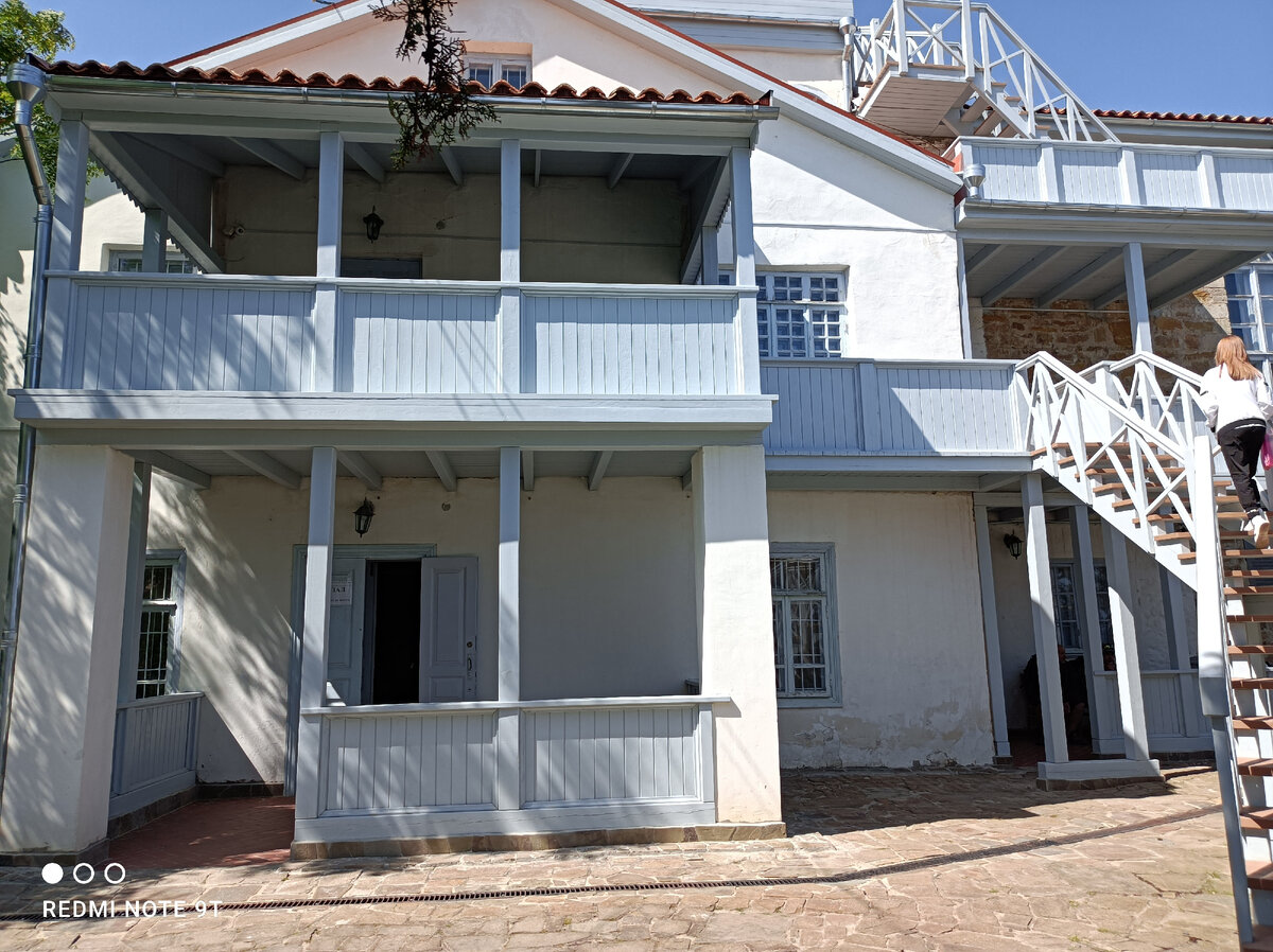 Вход в музей со двора. Начало экспозиции на первом этаже. По лесенке можно подняться сразу в Мастерскую