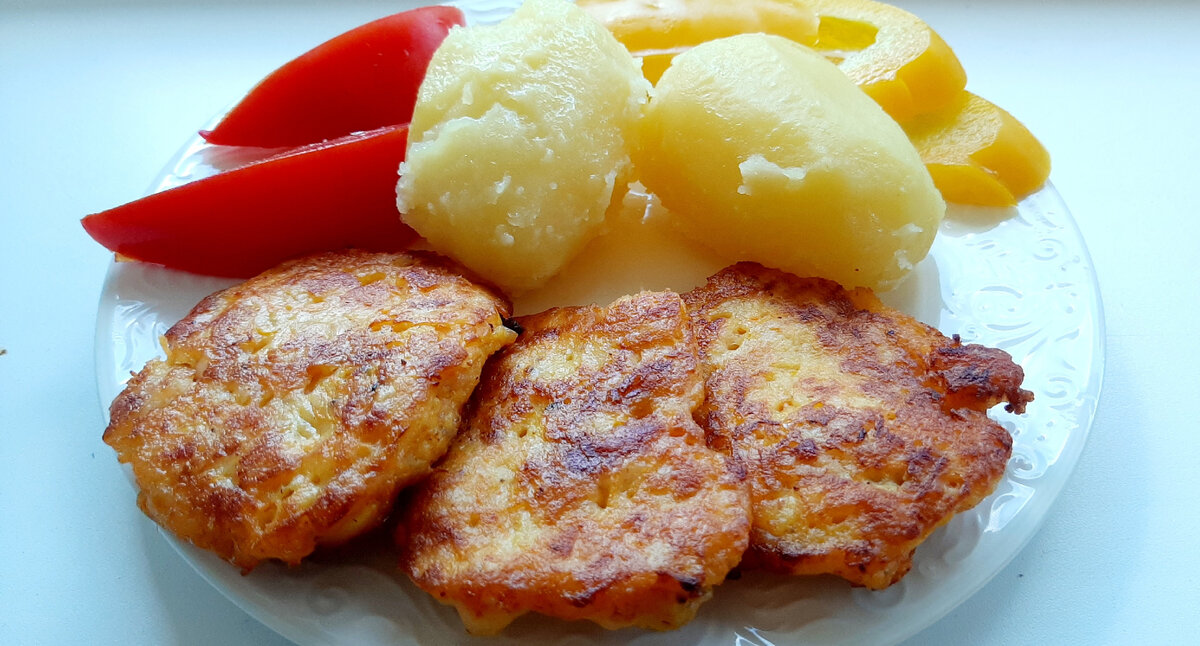 Фото автора. Рыбные котлеты. Очень вкусны с отварным картофелем и свежими овощами. 