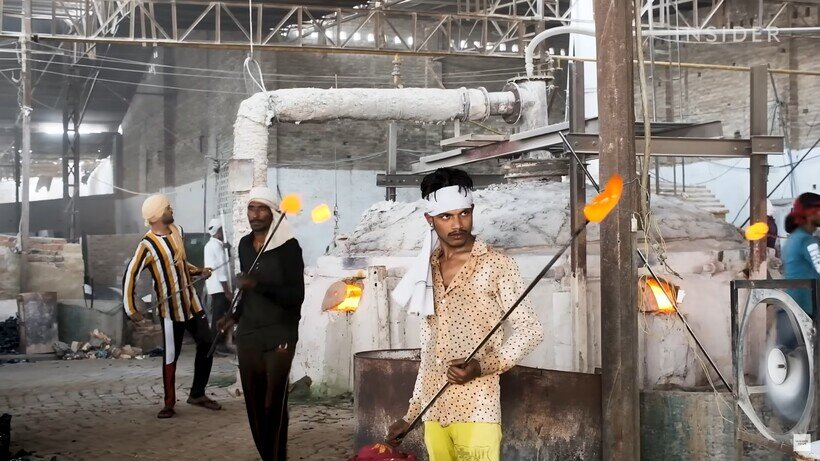    Видео: Чем опасно производство стеклянных браслетов, которые любят носить женщины Азии