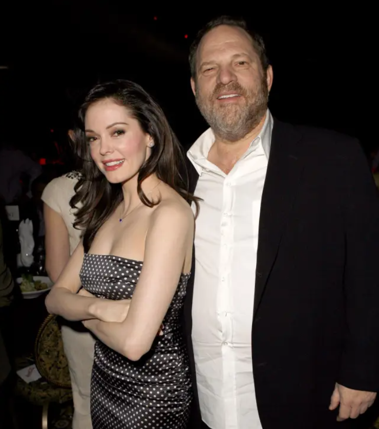 Вайнштейн с Роуз МакГоуэн, звездой сериала Зачарованные. Источник: thesun.ie