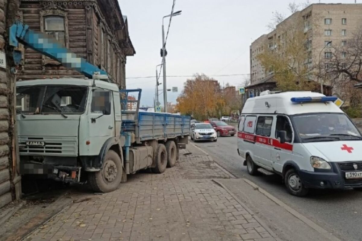    Мужчина погиб при въезде КАМАЗа в деревянное здание в Томске