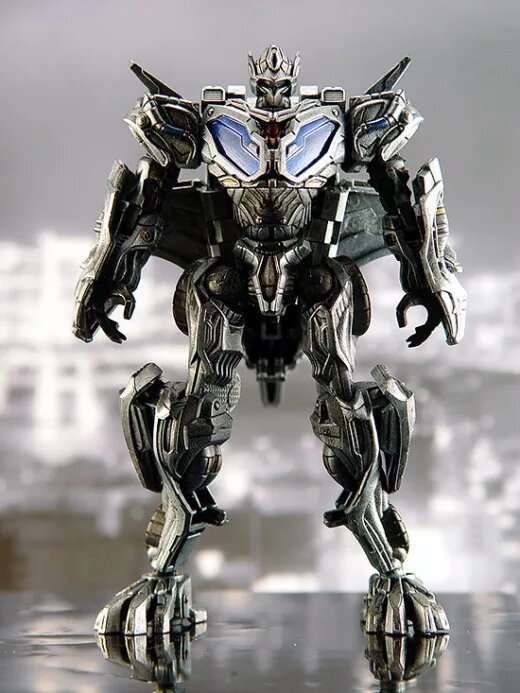 До выхода фильма была выпущена фигурка Протоформы Оптимуса Прайма.