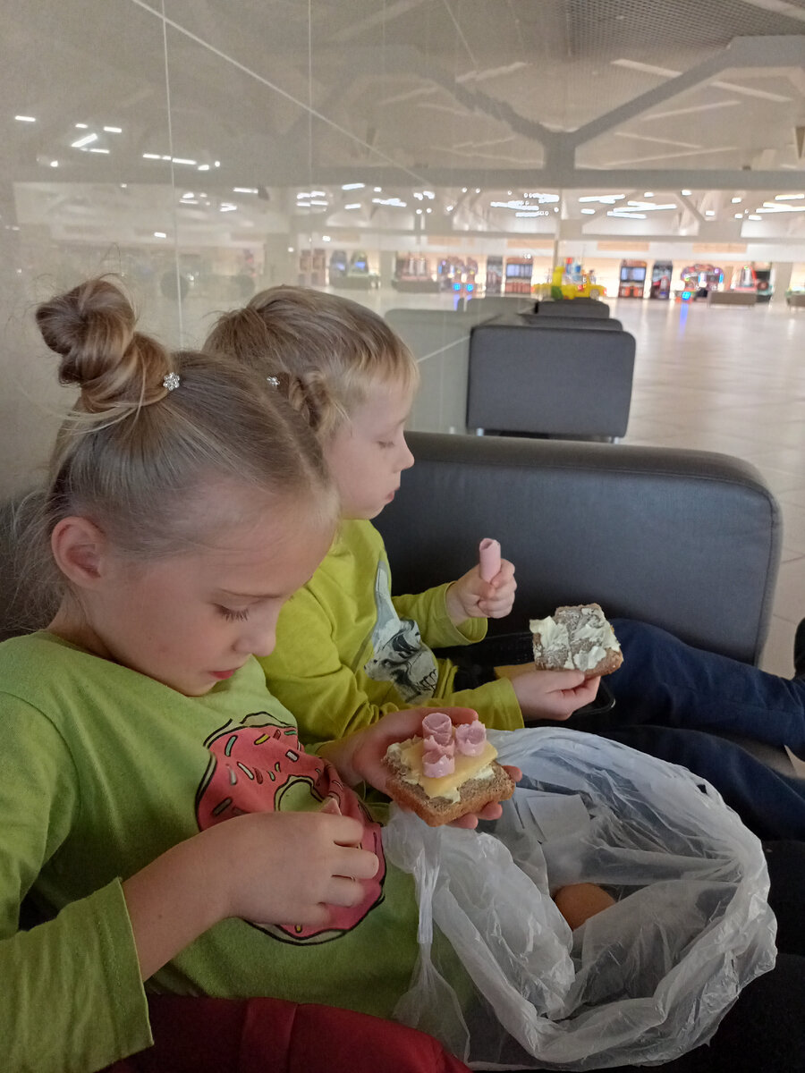 Кушать можно в столовой или то что принесли с собой, чтобы сэкономить.