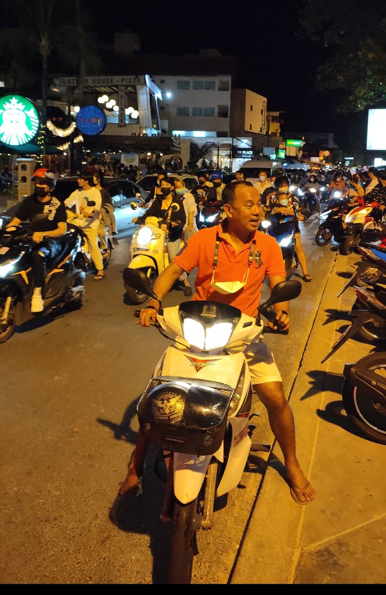 Движение вечером на патонге 