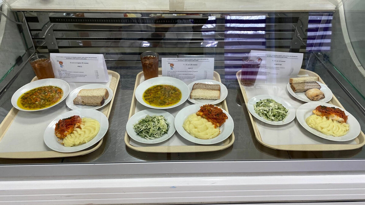     Депутаты побывали на комбинате школьного питания в Сургуте и попробовали блюда из детского меню.