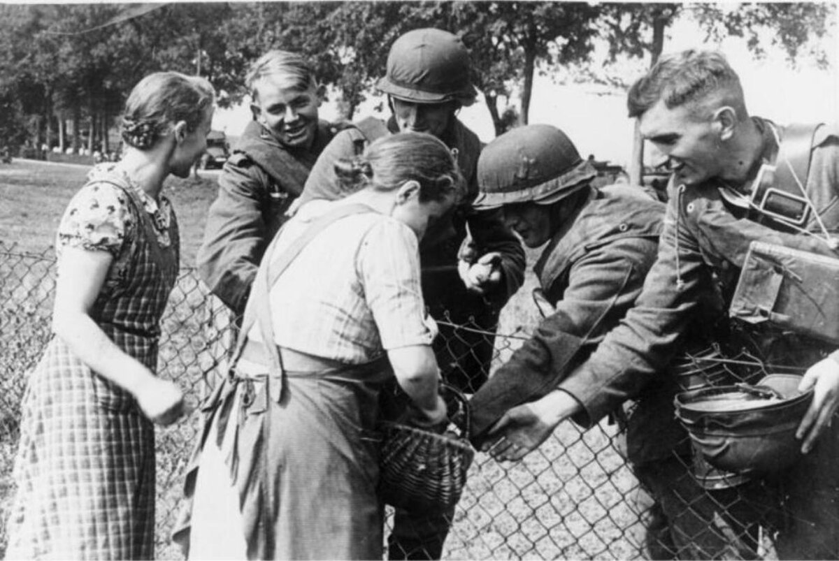 Польские женщины угощают немецких солдат, Польша, сентябрь 1939 года / waralbum.ru