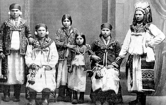 Мокшанки в своих национальных костюмах - Тамбовский уезд, конец 19 - начало 20 веков. Фото из свободных источников.