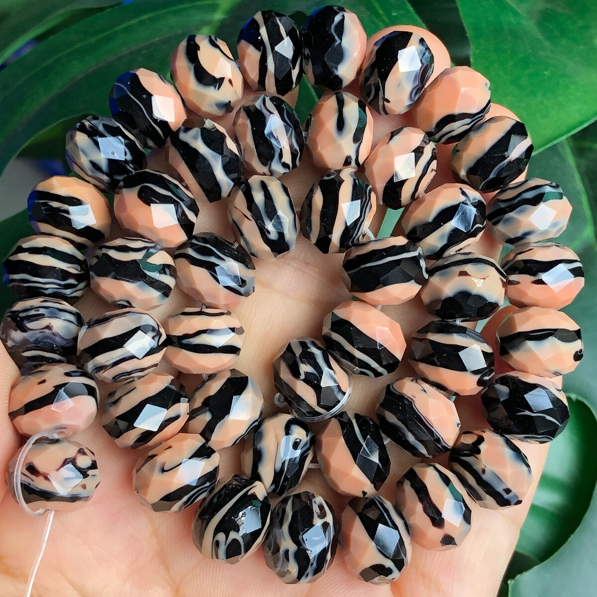 Из этих бусин я собрала красивейший гарнитур из колье и серег. Смотрите в конце статьи.