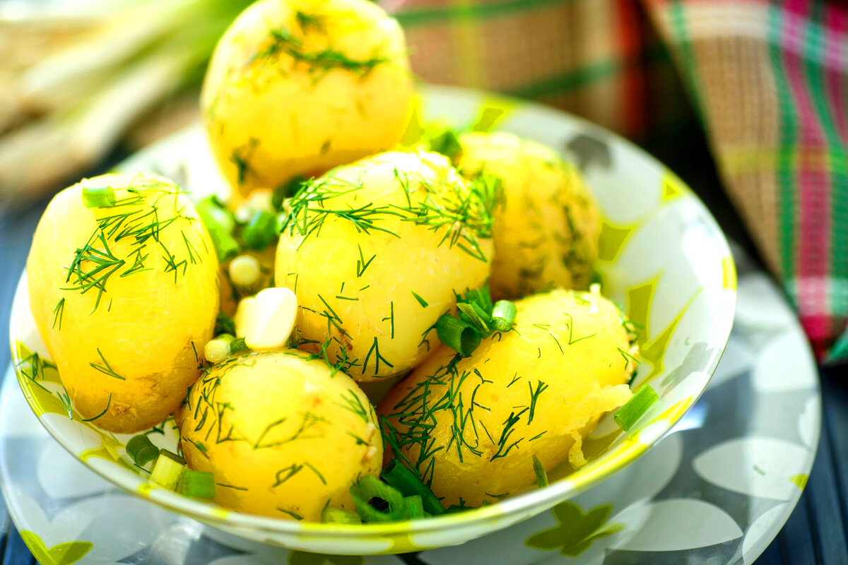 Источник: https://attuale.ru/wp-content/uploads/2018/07/eda-kartofel-kartoshka-goryachaya-otvarnaya-ukrop-zelenyj-luk-maslo-nyam-nyam-pishha-krestyan-korolej-razmytost-boke-oboi.jpg