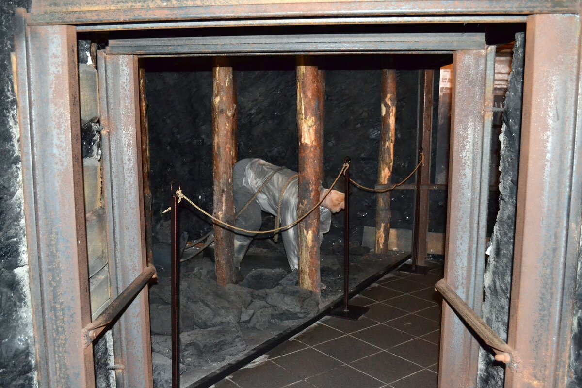 Низкий свод шахты не позволяет горняку выпрямиться 