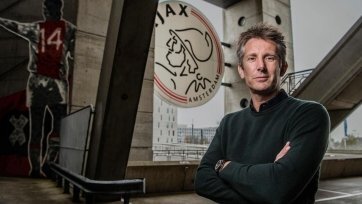 «Красные» находятся в поиске спортивного директора, который займет этот пост в новом сезоне. Одним из кандидатов является 48-летний ван дер Сар. Во время игровой карьеры нидерландец провел за «МЮ» шесть сезонов.
