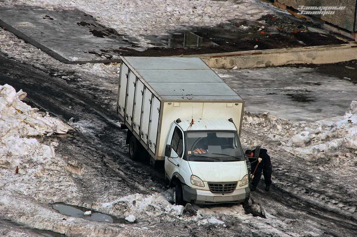 Камазы буксуют на льду