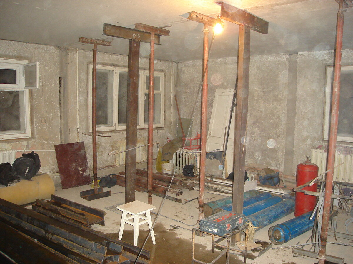 Вот человек убрал "лишние" стены. А конструкция здания этого не позволяла.