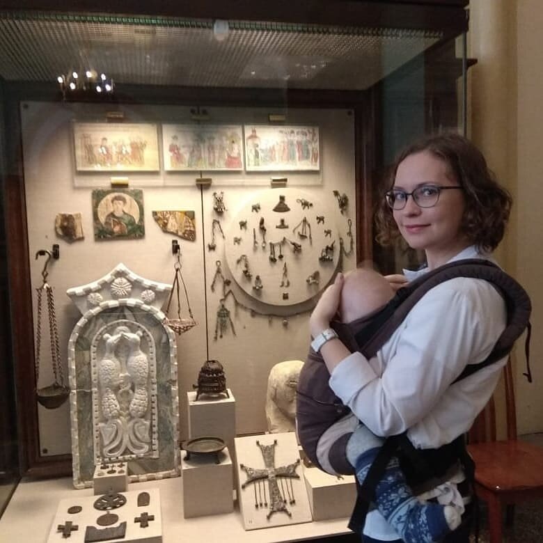 Вот так удивительная система под названием "младенец" сразу решает три проблемы: блокирует лишние потоки информации, ест и спит. 