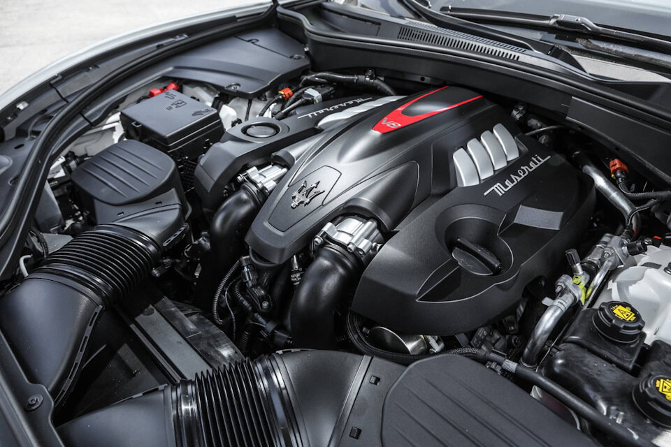 Созданный Ferrari 3,8-литровый двигатель V8 с двойным турбонаддувом на Maserati Levante. Фото: Carscoops
