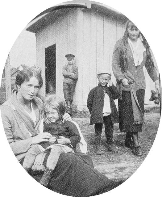 Великие княжны Ольга и Анастасия с крестьянскими детьми в окрестностях Могилева. 1916 год
