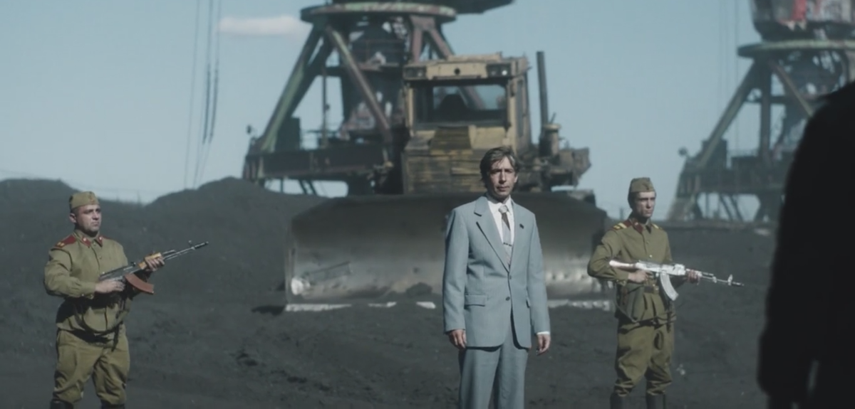 Сцена из сериала «Чернобыль», где министр угольной промышленности заставляет тульских шахтеров ехать в Чернобыль, а те предупреждают, что «на всех патронов не хватит, убейте сколько сможете, а кто останется, из вас всё г**но вышибет»...