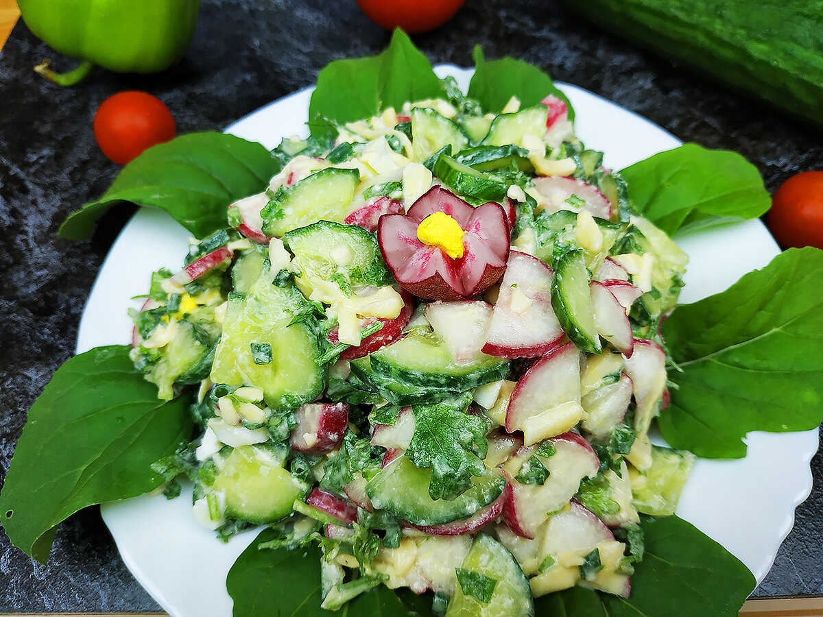 Салат из редиски с яйцом и огурцом и колбасой