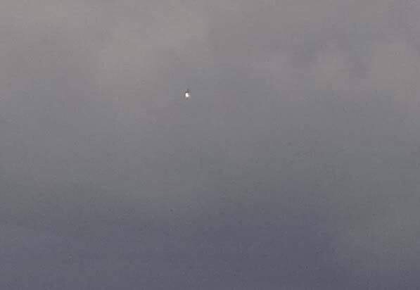 Фото необычного объекта от Александра Вепрёва. Тут, правда, на море заснято. Там облака. Не лето. Однако, он виден, светится. Немного иной, но похож на тот. И Александр потом писал ещё, что это не какие-то морские фонарики и прочее. Он-то точно знает - как местный житель. Не знаю... Однако, наш казался в МО ещё более странным. Неясного состава предмет или объект, серебристый. Подобное отмечали и многие иные свидетели. 