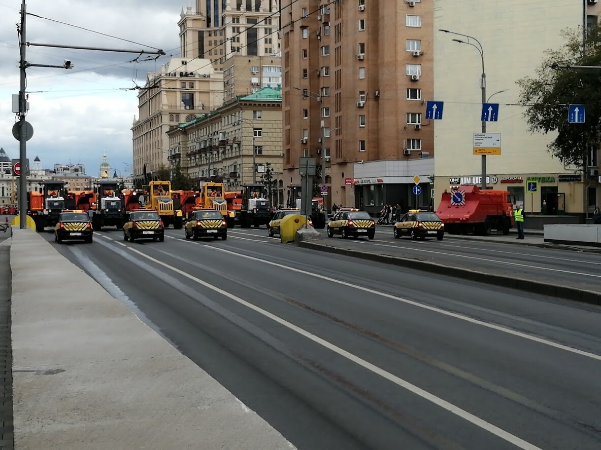 Парад мусоровозов в центре Москвы. Русские идут?