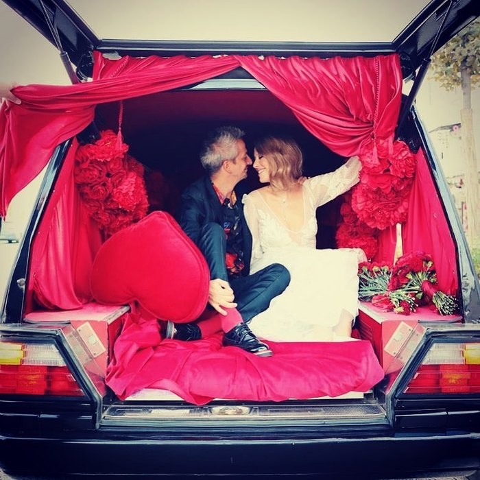 На светское бракосочетание в Грибоедовском ЗАГСе молодожены приехали в катафалке.