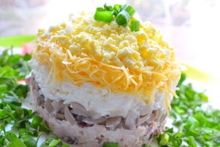 Ингредиенты:
Яйца вареные 5 шт
грудка куриная копченая 200г
грибы маринованные 200гр
сыр 100-150гр
зелень для украшения
майонез или сметана

Приготовление:

Отделить белки от желтков. По отдельности натереть. Мясо и грибы мелко порезать. Сыр натереть на мелкой терке. Мясо заправить майонезом. Выкладываем слоями снизу вверх: мясо, грибы, майонез, белки, майонез, сыр, майонез. желтки. украсить зеленью.