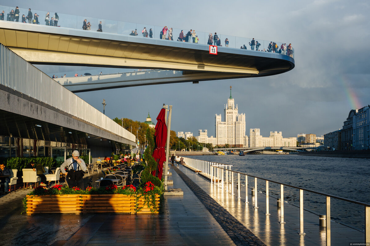 Парящий спб. Парк Зарядье в Москве парящий мост. Парк Зарядье в Москве мост стеклянный. Парк Зарядье мост над рекой. Парк Зарядье висячий мост.