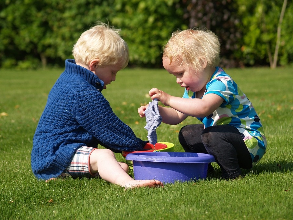 https://cdn.pixabay.com/photo/2016/05/24/09/47/children-1412016_960_720.jpg