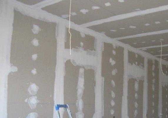 Замазка швов и углублений от шурупов.