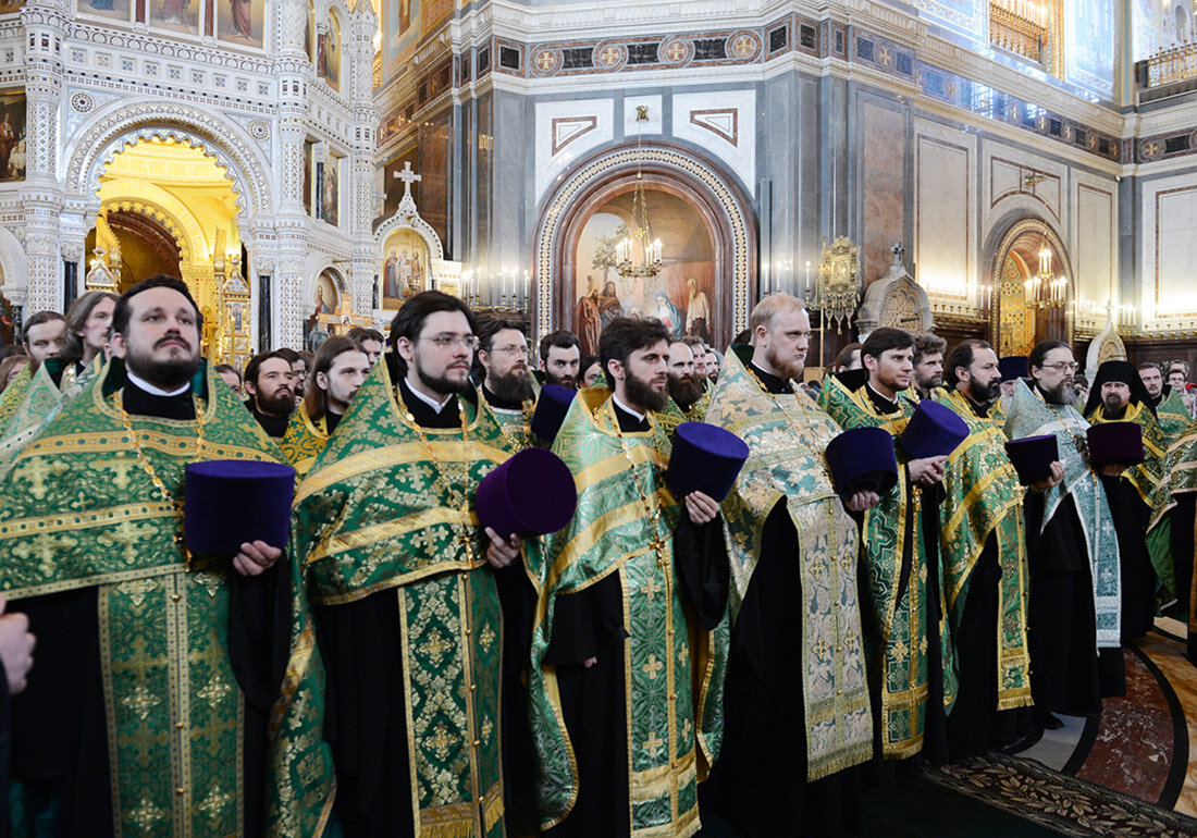 Все служители церкви составляли особую группу населения. Священники православной церкви России. Svyashenoslujiteli russkoy pravoslavnoy cerkvi. Священник Иоанн Чигинов. Священник в храме.