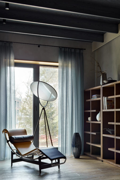 Гостиная. Шезлонг LC 4 Chaise Longue Louis Vuitton Edition, Cassina; торшер, Flos.