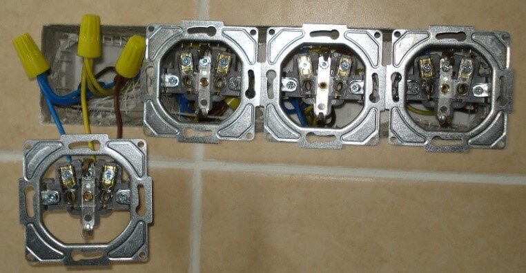 Рисунок 2. Шлейфовое соединение розеток одного блока