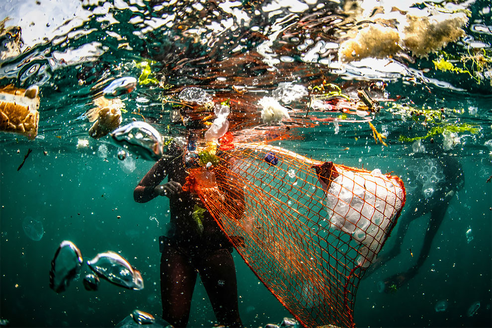 Хорошая экология. National Geographic экология. Фотосессия экология. Серфинг в мусоре. Экологические проблемы.