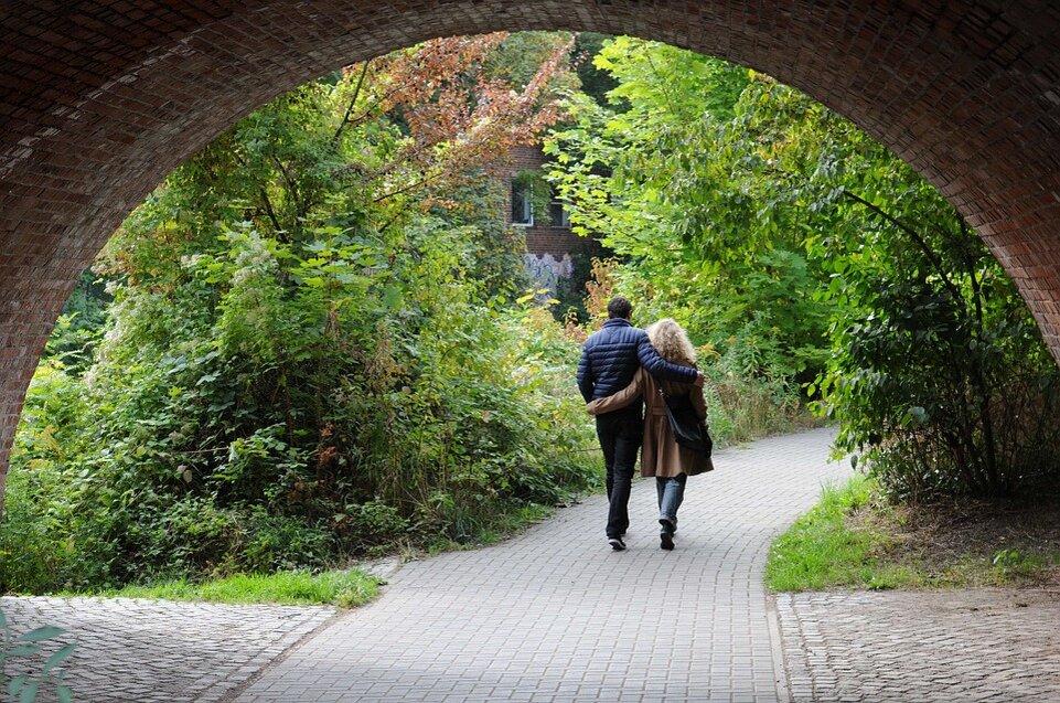 https://cdn.pixabay.com/photo/2014/11/10/16/26/bridge-525615_960_720.jpg