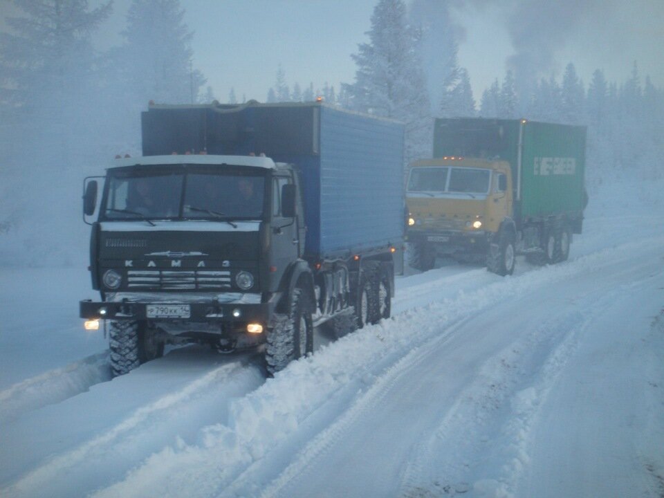 Шел по зимнику камаз колеей