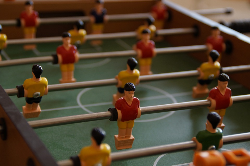 https://cdn.pixabay.com/photo/2013/10/02/15/26/foosball-table-189846_960_720.jpg