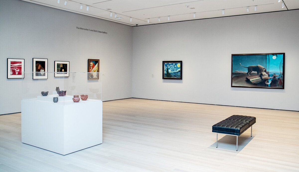 Галереи демонстрируют одинаковые стили в искусстве по всему миру. Слева направо, "Звездная ночь" Винсента ван Гога (1889) висит рядом с "Спящим цыганом" Анри Руссо (1897). На первом плане - восхитительные керамические миски Джорджа Ора из Билокси. Фото:  Джина Мун.