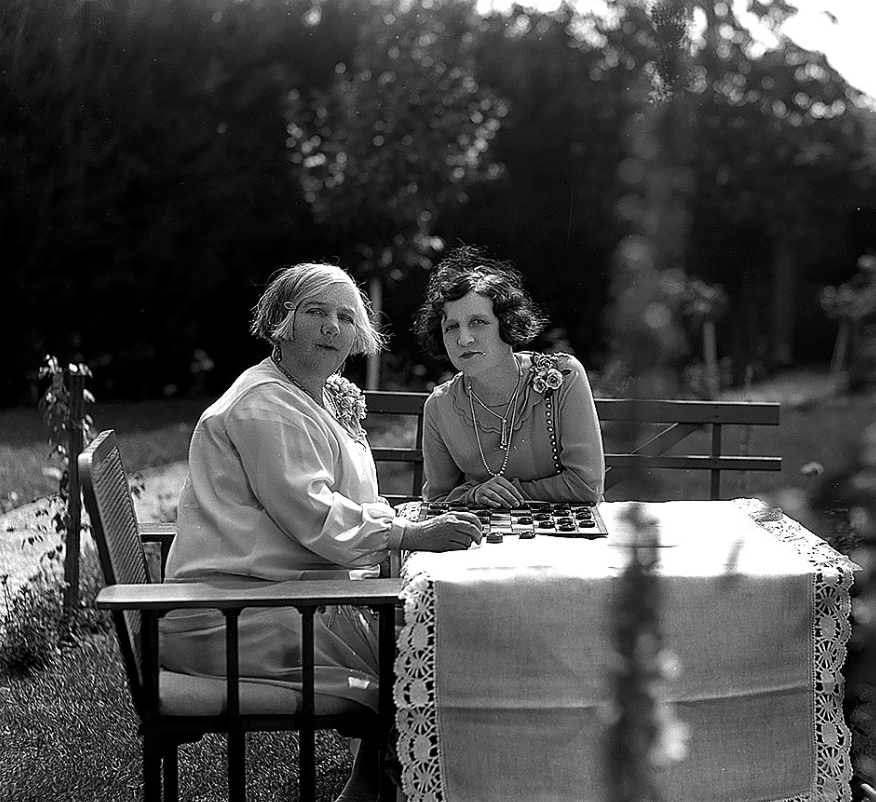 Мать (слева) Чарли Чаплина в последние годы жизни. Яндекс.Картинки