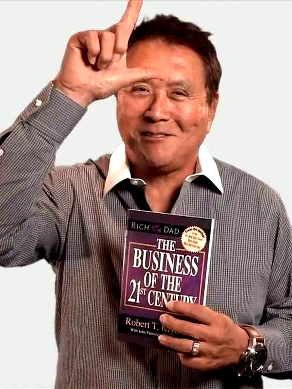 Роберт Кийосаки с книгой "Богатый папа, бедный папа"