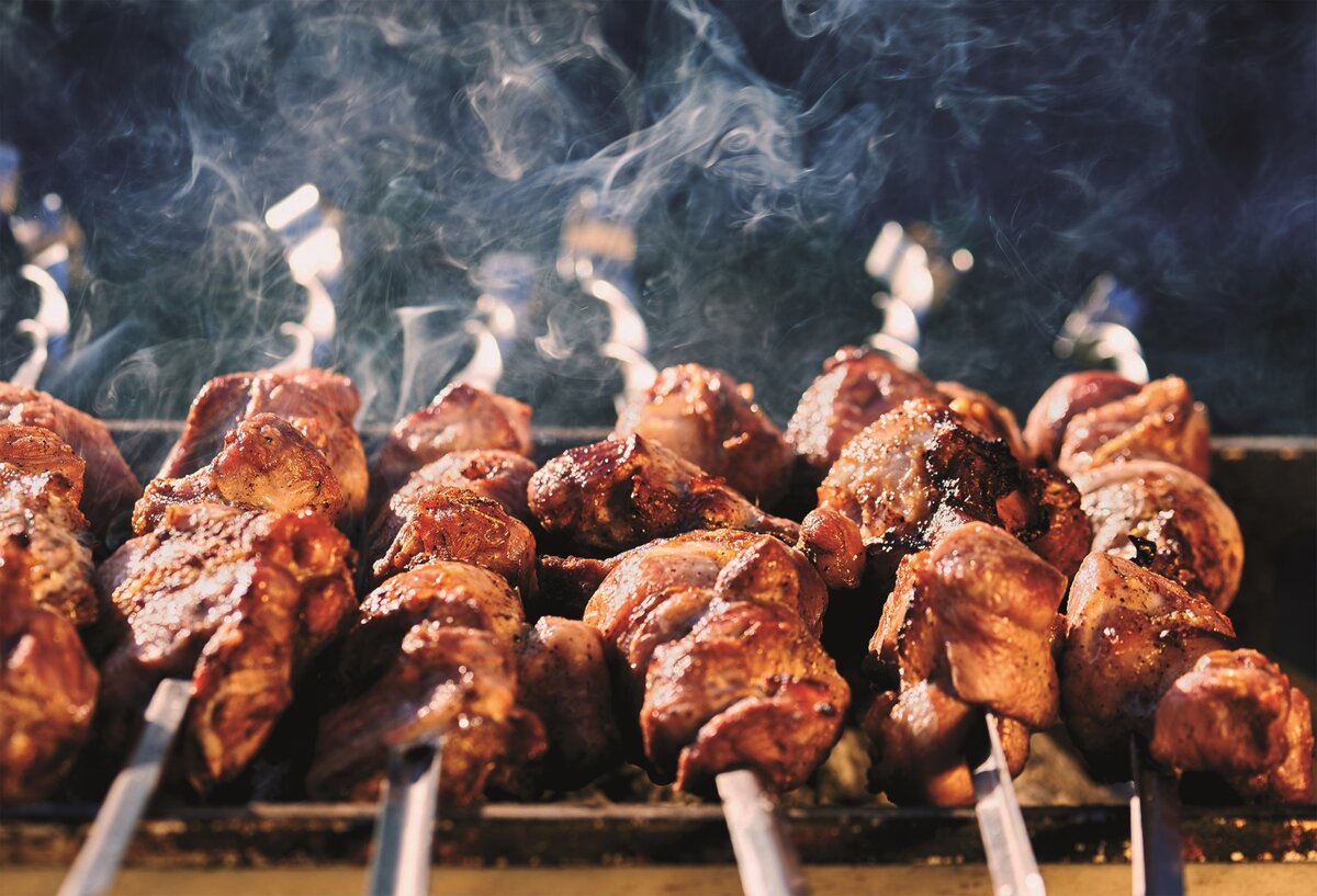 Шашлык, приготовленный на мангале